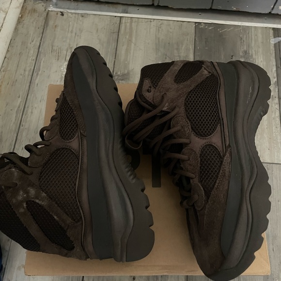 Addias Yeezy DSRT boots